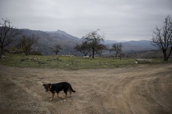 Местные жители покидают свои дома перед передачей Лачинского района Азербайджану