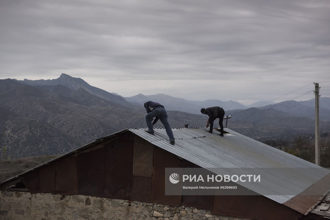 Местные жители покидают свои дома перед передачей Лачинского района Азербайджану