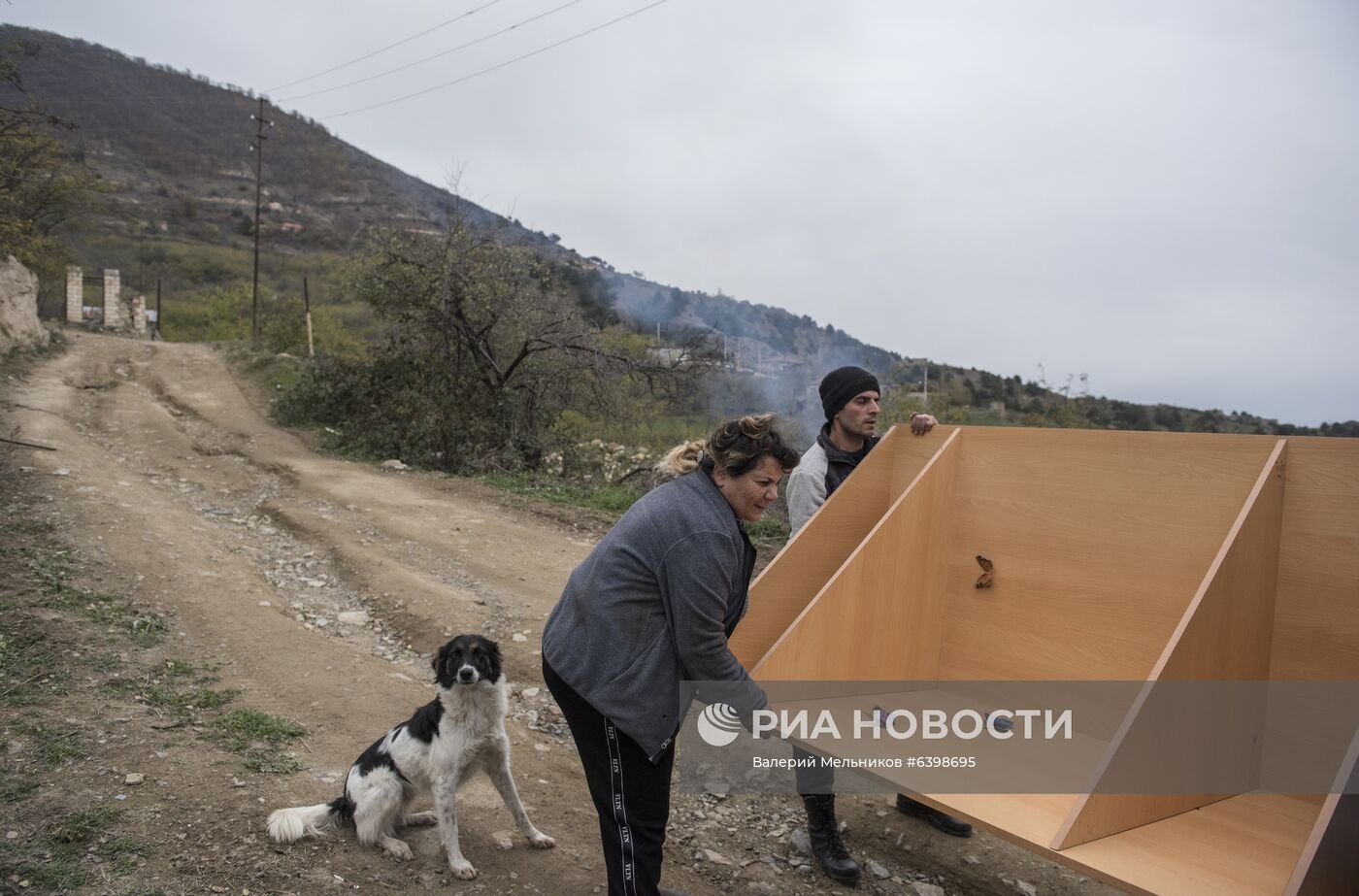 Местные жители покидают свои дома перед передачей Лачинского района Азербайджану