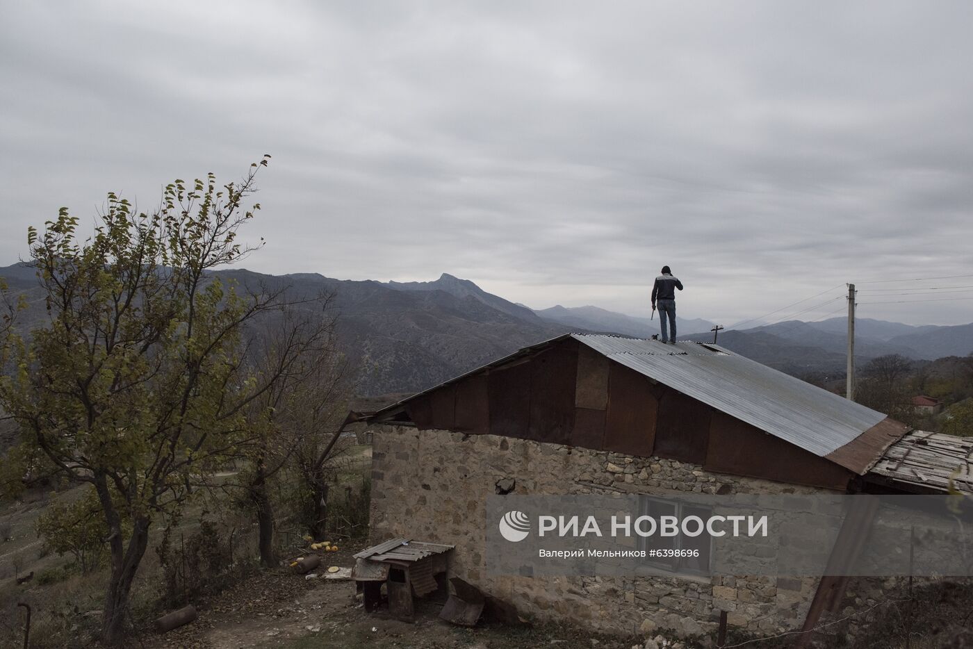 Местные жители покидают свои дома перед передачей Лачинского района Азербайджану