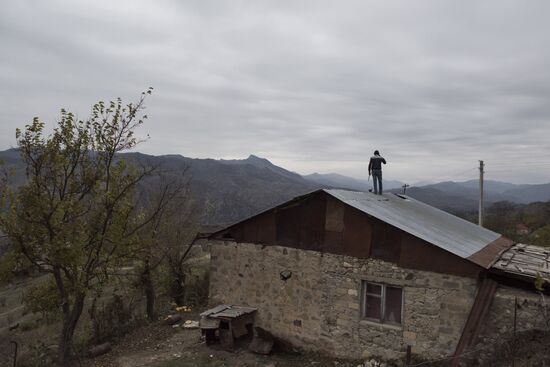 Местные жители покидают свои дома перед передачей Лачинского района Азербайджану