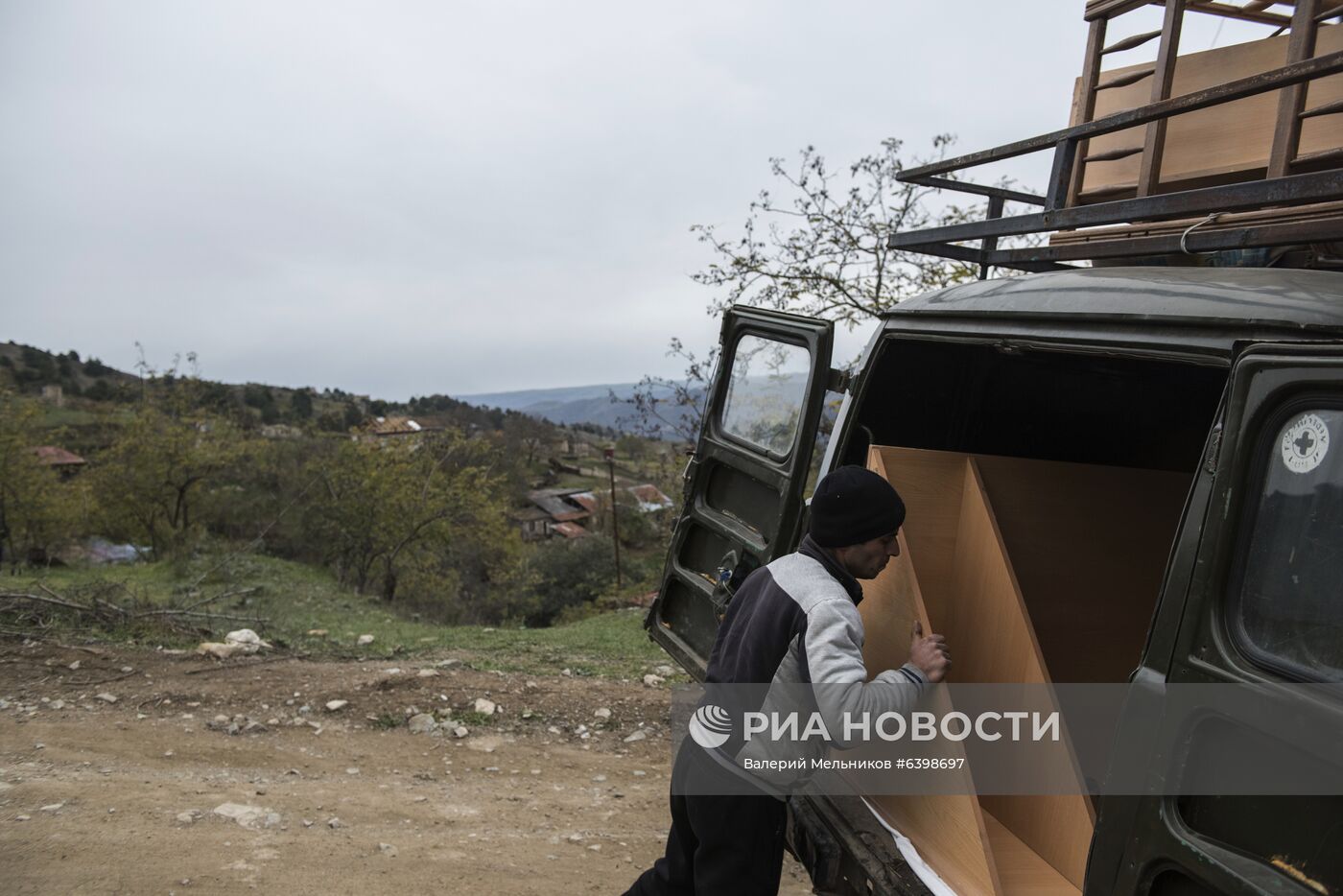 Местные жители покидают свои дома перед передачей Лачинского района Азербайджану