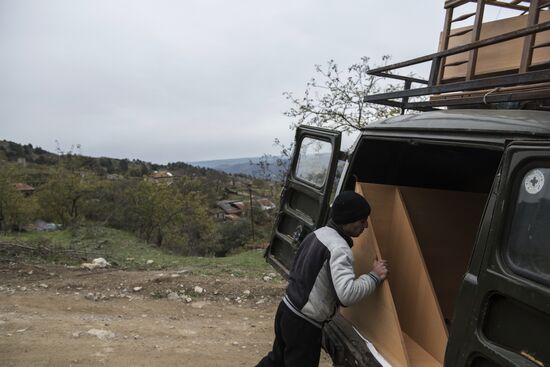 Местные жители покидают свои дома перед передачей Лачинского района Азербайджану