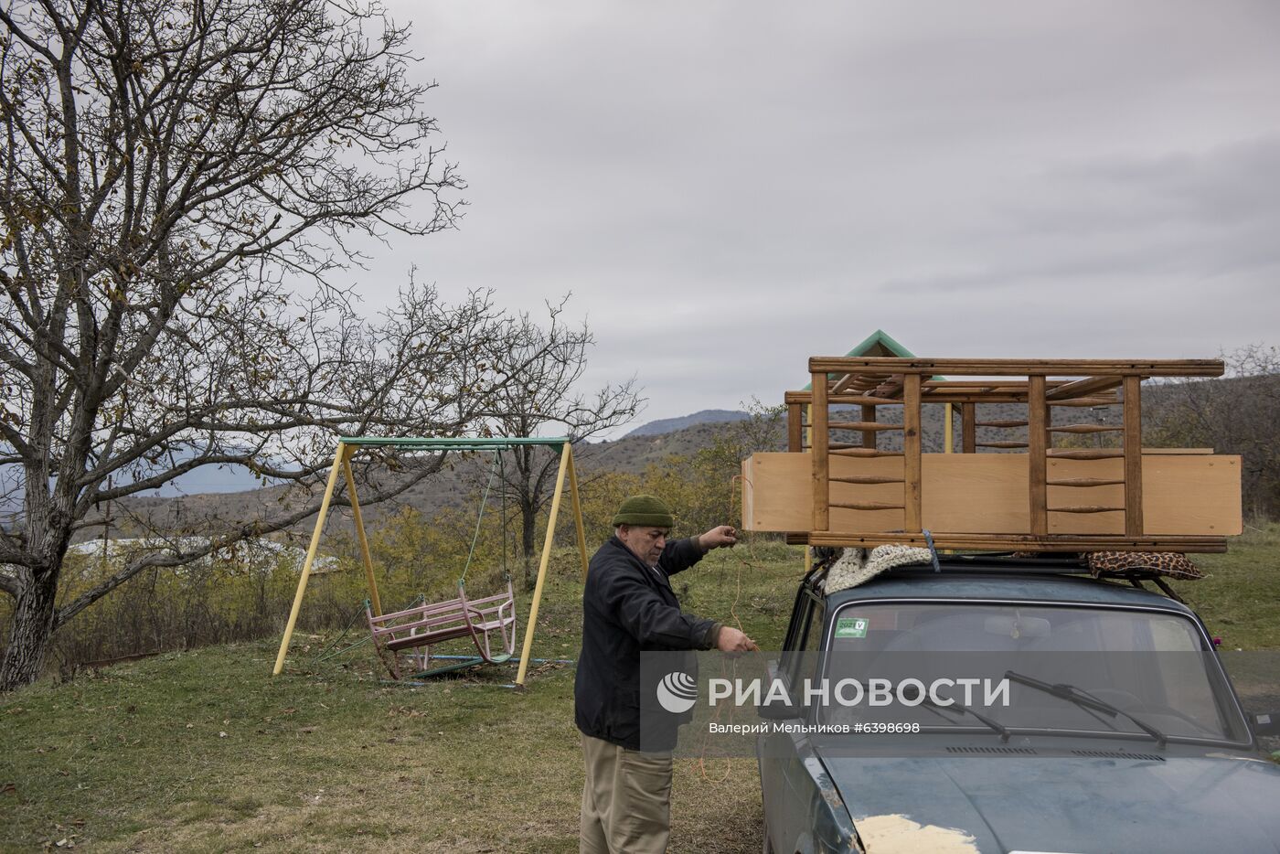Местные жители покидают свои дома перед передачей Лачинского района Азербайджану