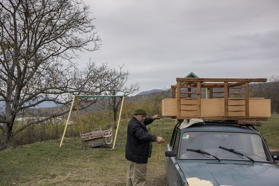 Местные жители покидают свои дома перед передачей Лачинского района Азербайджану