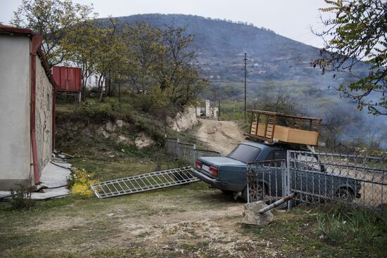 Местные жители покидают свои дома перед передачей Лачинского района Азербайджану