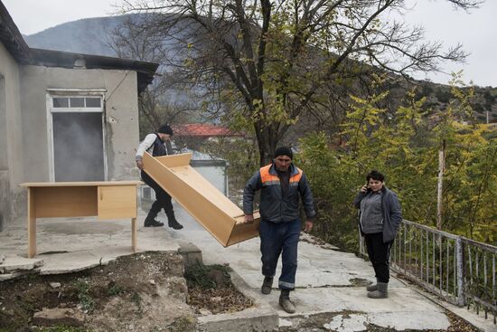 Местные жители покидают свои дома перед передачей Лачинского района Азербайджану