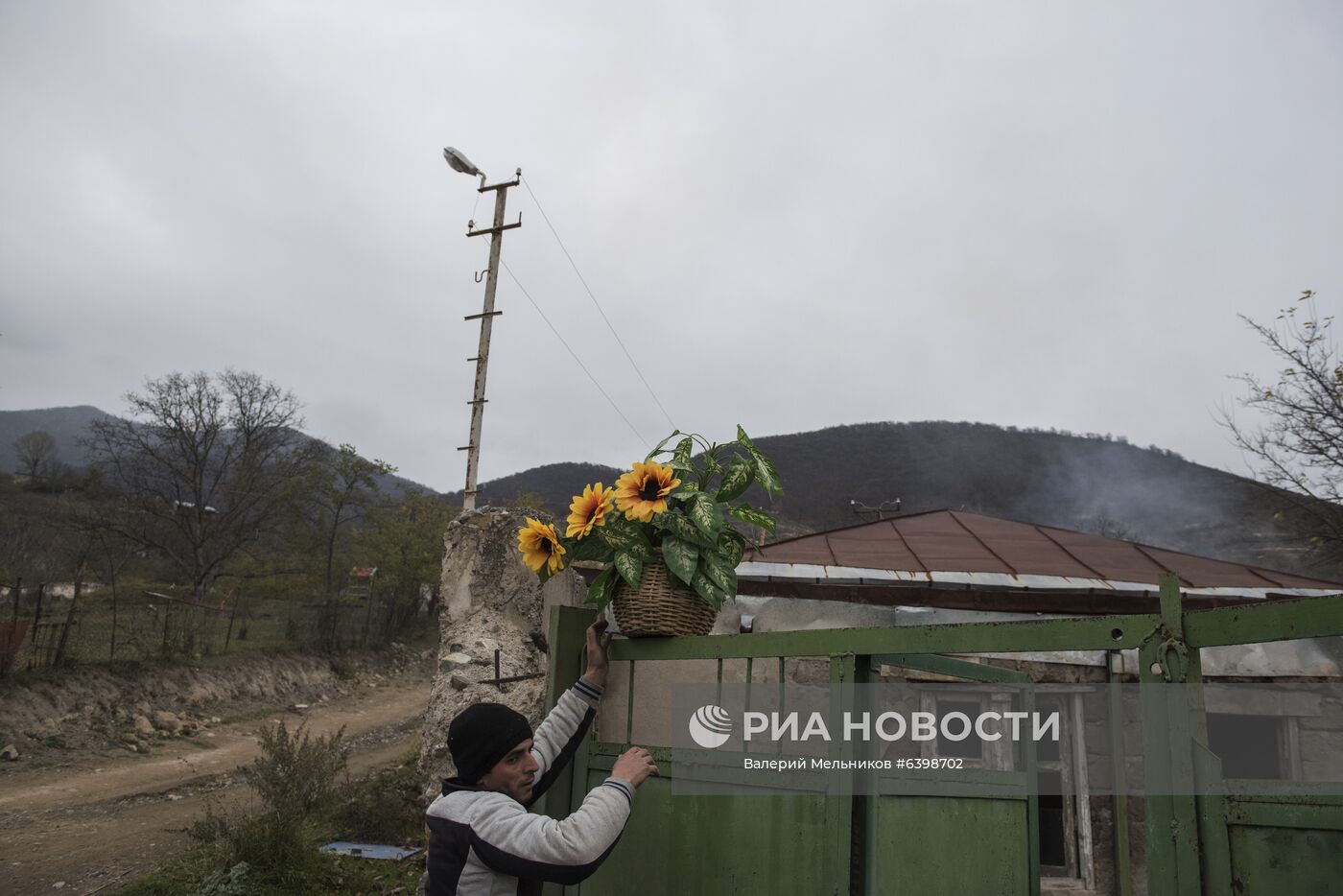 Местные жители покидают свои дома перед передачей Лачинского района Азербайджану