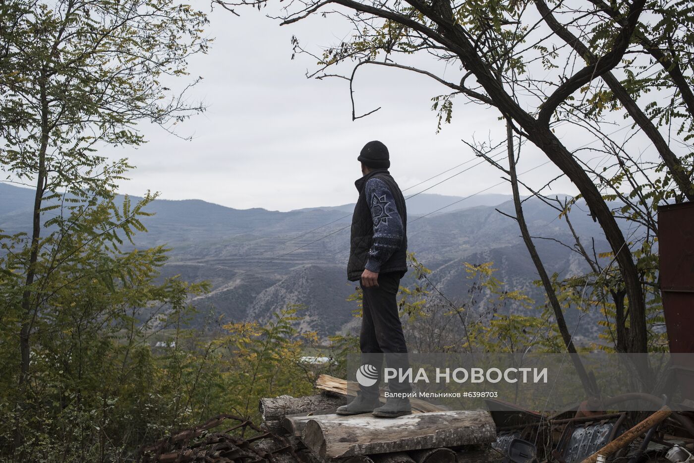 Местные жители покидают свои дома перед передачей Лачинского района Азербайджану