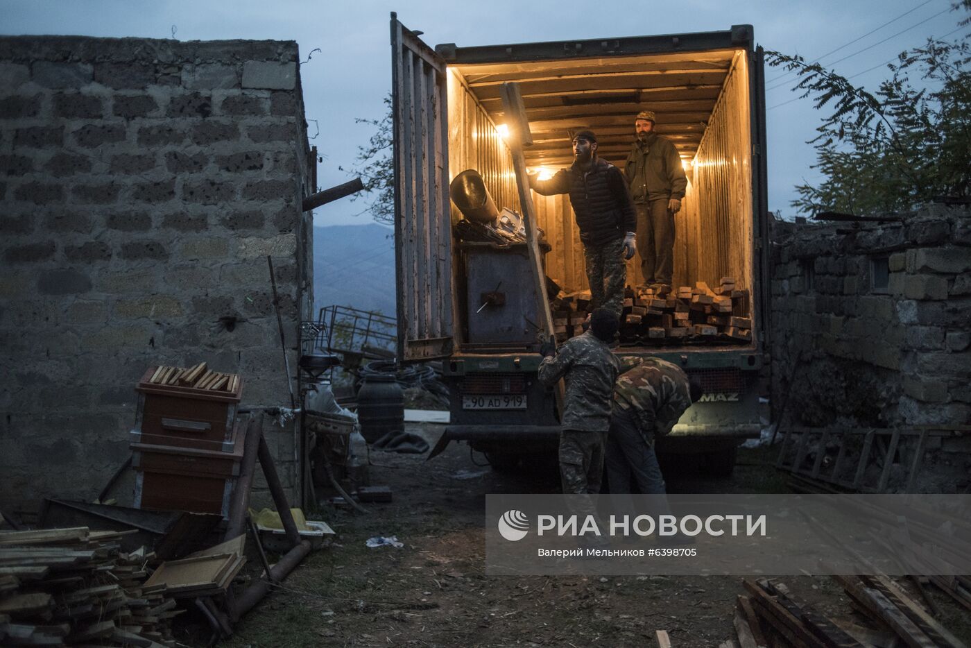 Местные жители покидают свои дома перед передачей Лачинского района Азербайджану