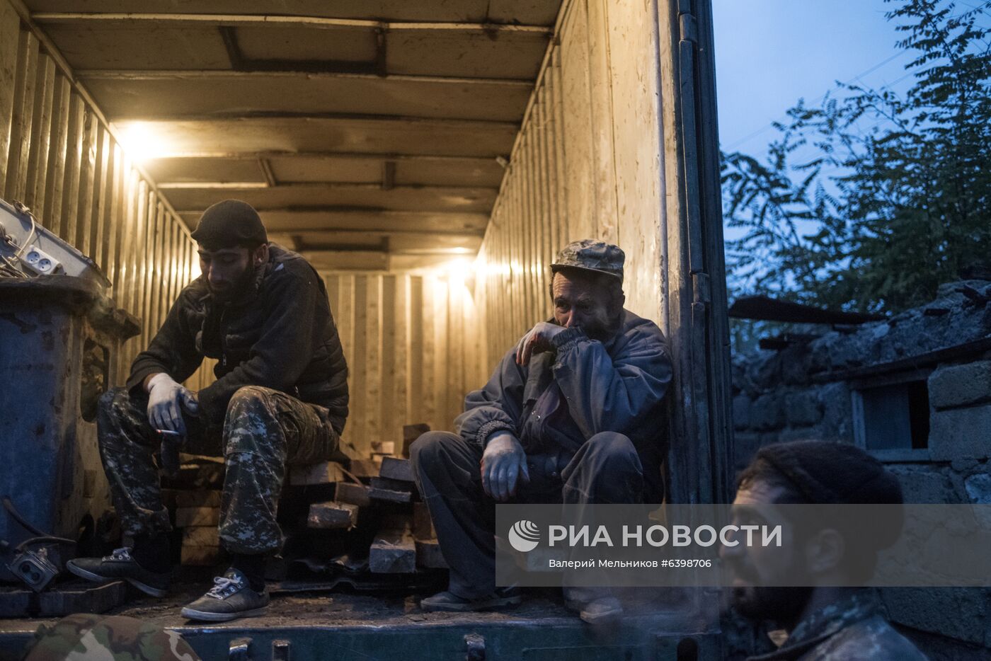 Местные жители покидают свои дома перед передачей Лачинского района Азербайджану