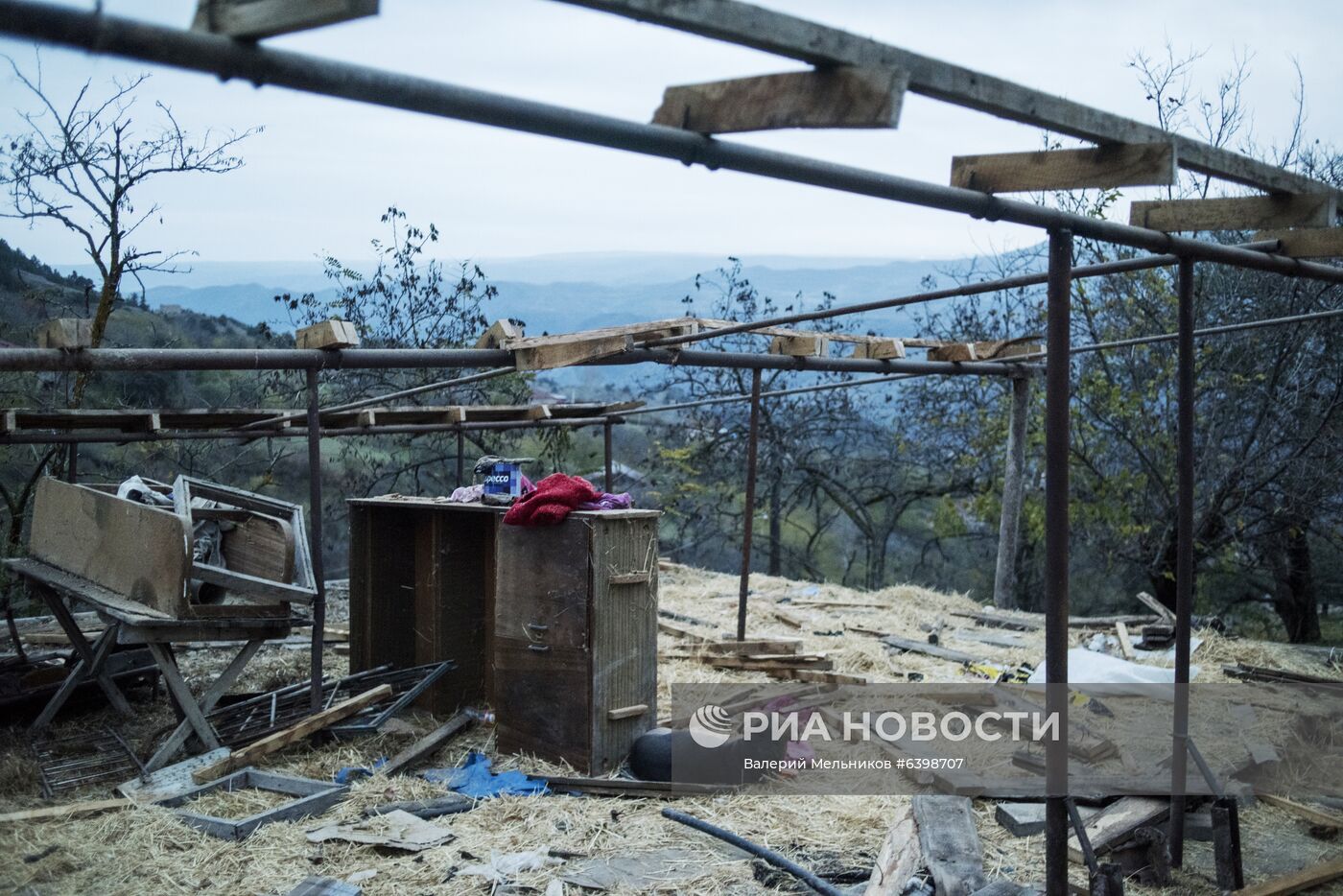 Местные жители покидают свои дома перед передачей Лачинского района Азербайджану
