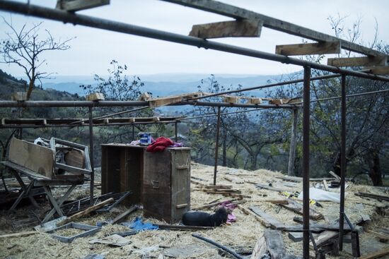 Местные жители покидают свои дома перед передачей Лачинского района Азербайджану