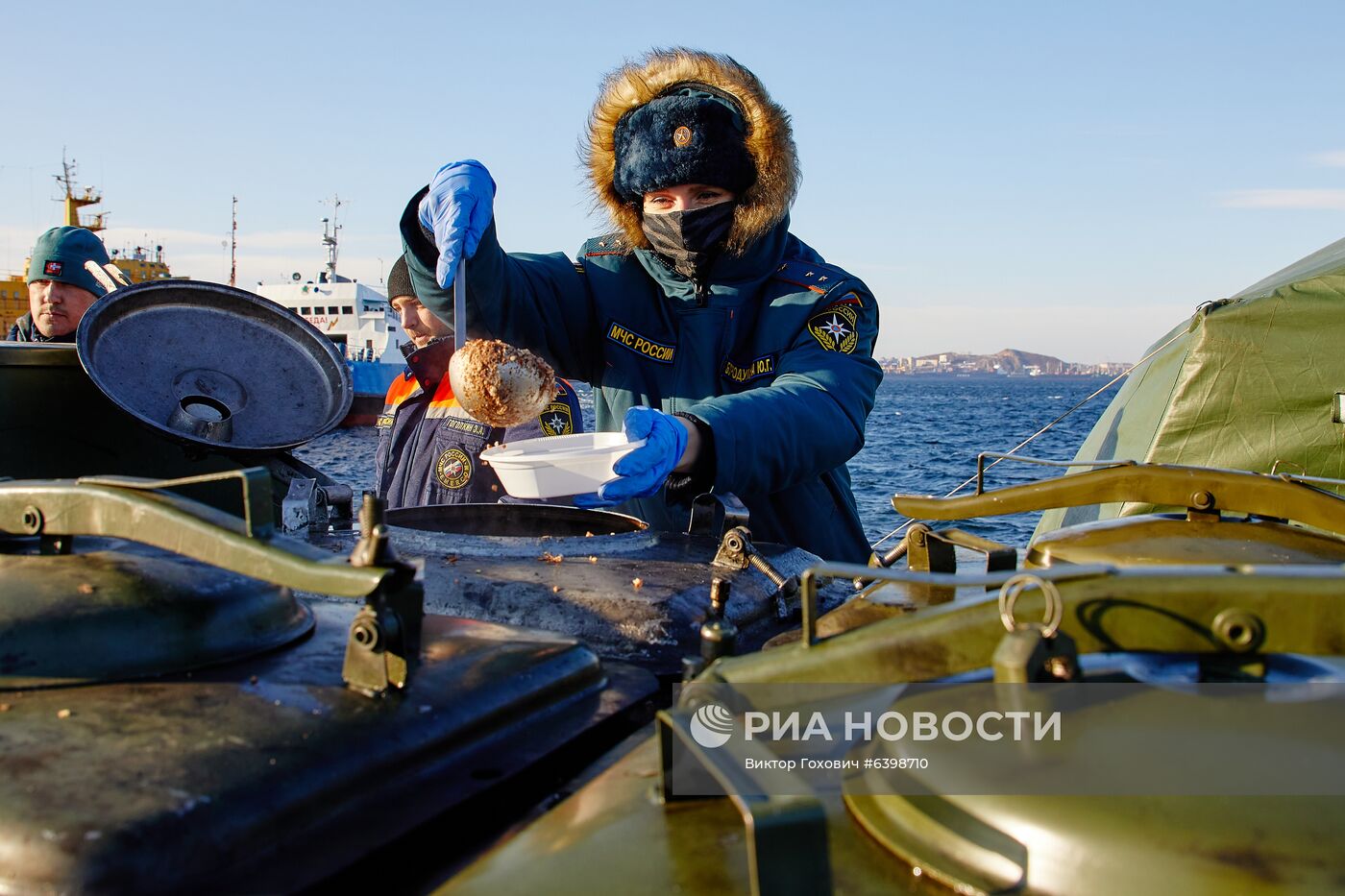 На острове Русский организовали полевые кухни после закрытия моста из-за обледенения 