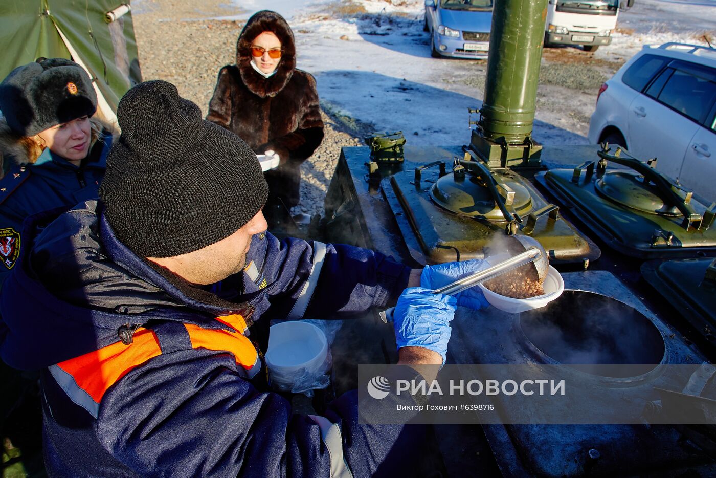 На острове Русский организовали полевые кухни после закрытия моста из-за обледенения 