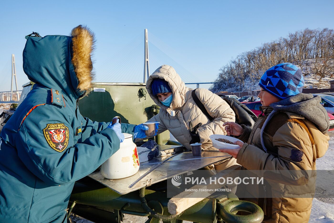 На острове Русский организовали полевые кухни после закрытия моста из-за обледенения 