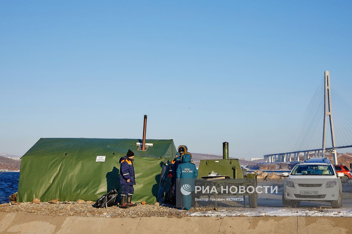 На острове Русский организовали полевые кухни после закрытия моста из-за обледенения 