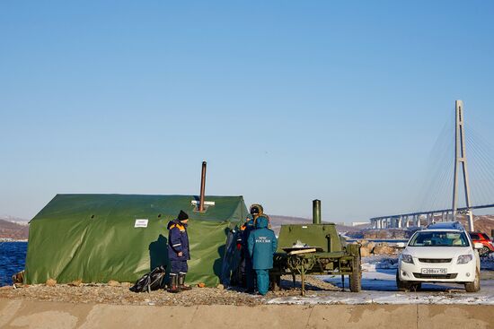 На острове Русский организовали полевые кухни после закрытия моста из-за обледенения 