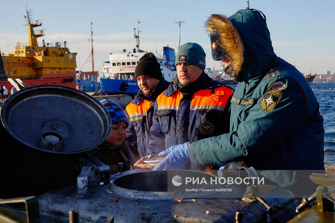 На острове Русский организовали полевые кухни после закрытия моста из-за обледенения 