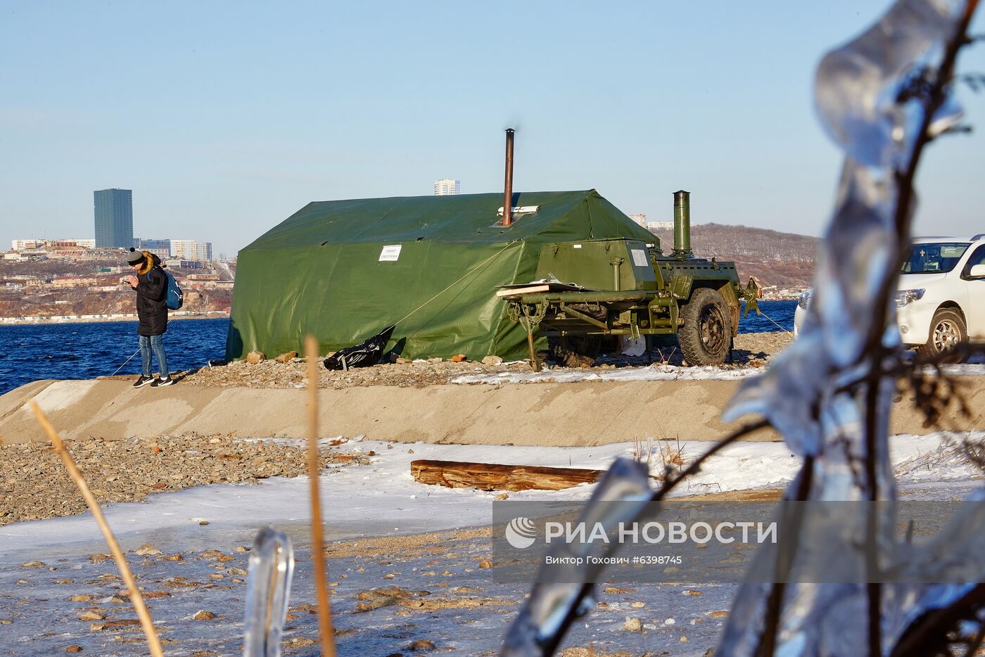 На острове Русский организовали полевые кухни после закрытия моста из-за обледенения 