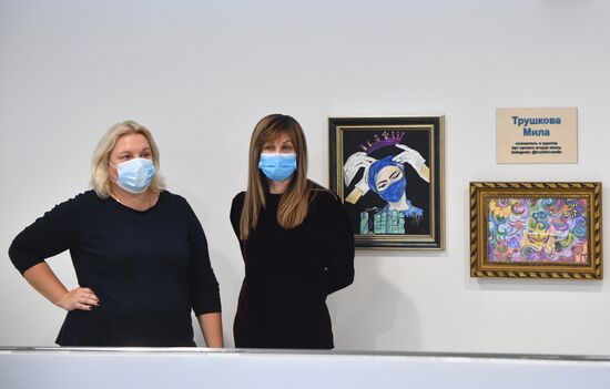 Открытие галереи картин, посвященных медицинским работникам