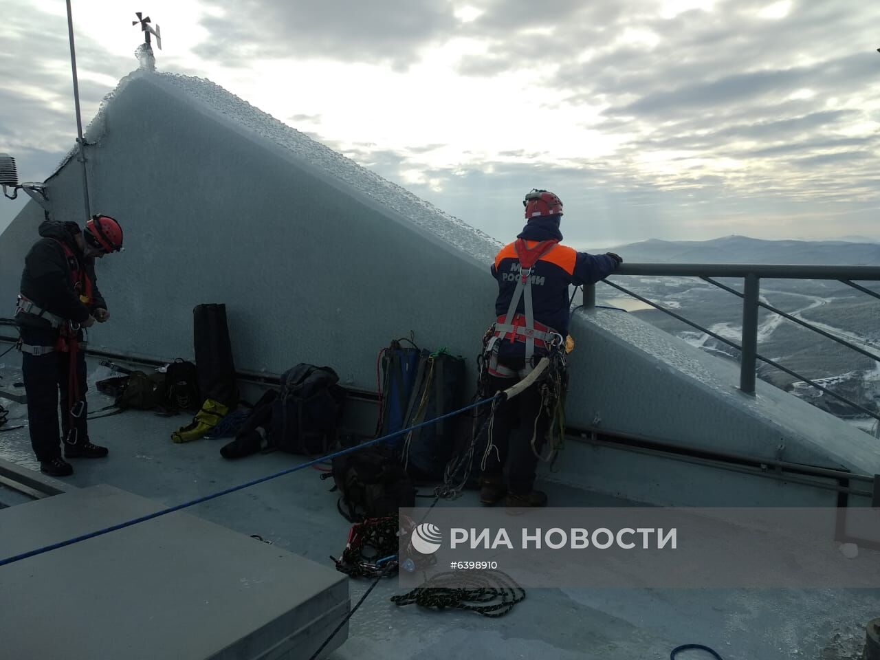 Ванты Русского моста во Владивостоке продолжают освобождать ото льда