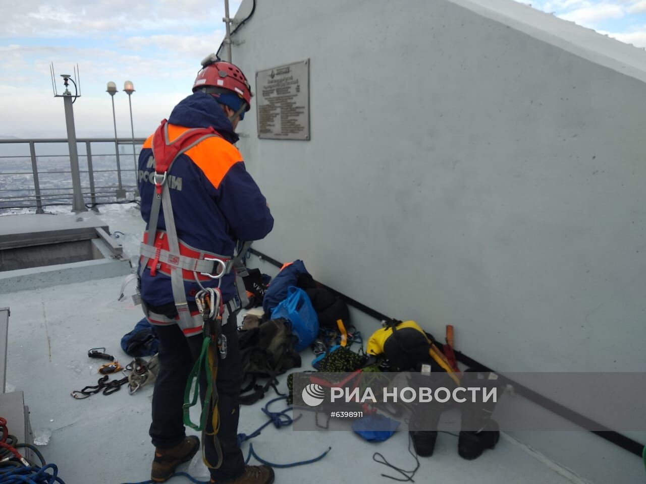 Ванты Русского моста во Владивостоке продолжают освобождать ото льда