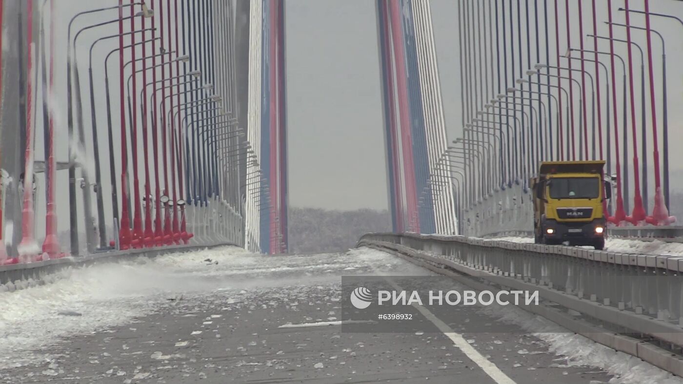 Ванты Русского моста во Владивостоке продолжают освобождать ото льда