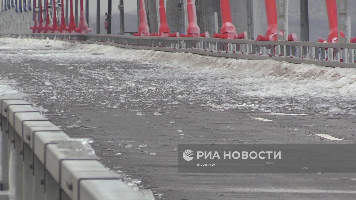 Ванты Русского моста во Владивостоке продолжают освобождать ото льда