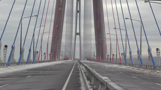 Ванты Русского моста во Владивостоке продолжают освобождать ото льда