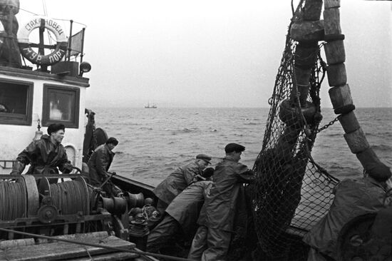 Траулер рыболовецкого колхоза "Мурманец"