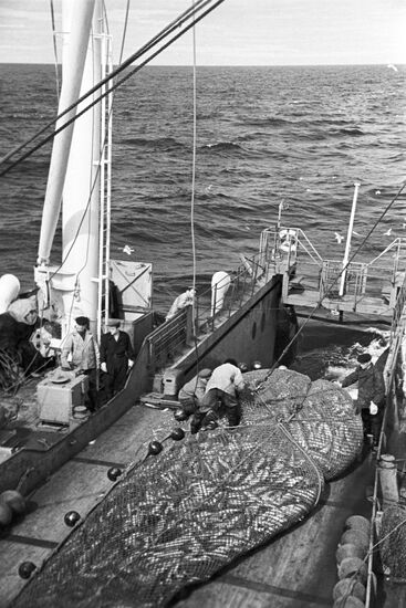 Траулер рыболовецкого колхоза "Мурманец"