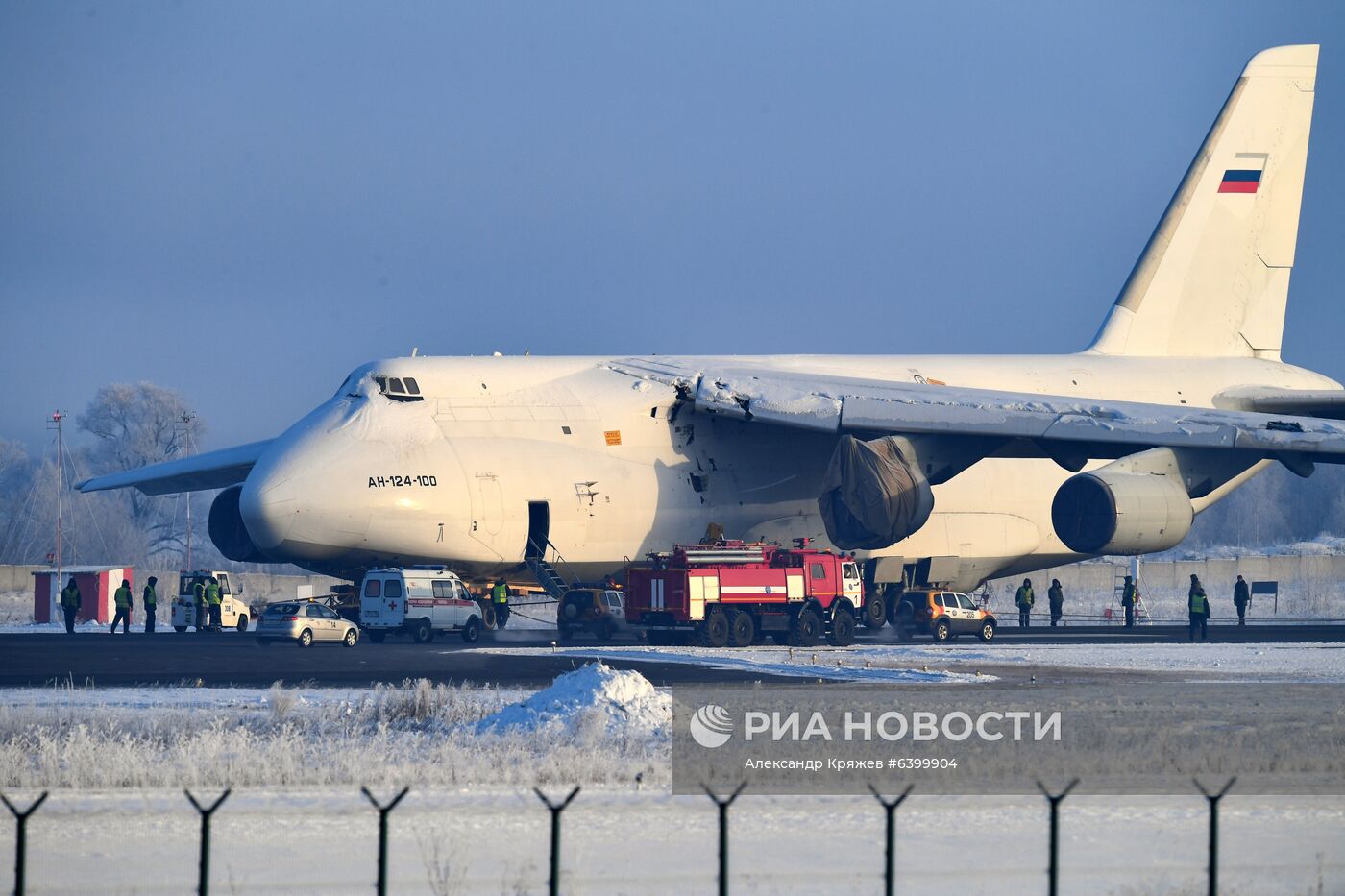 Буксировка самолета Ан-124 в Новосибирске | РИА Новости Медиабанк