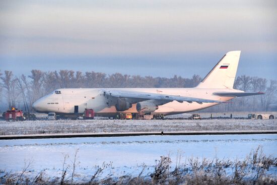 Буксировка самолета Ан-124 в Новосибирске