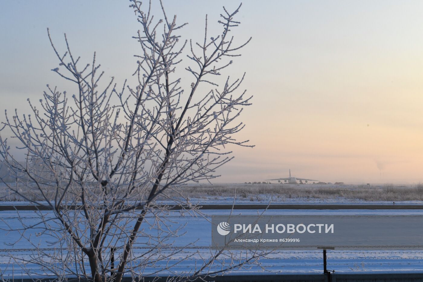 Буксировка самолета Ан-124 в Новосибирске