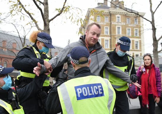 Акция протеста против мер по борьбе с коронавирусом в Лондоне