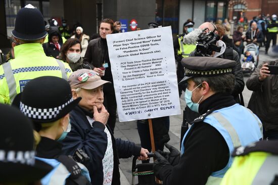 Акция протеста против мер по борьбе с коронавирусом в Лондоне