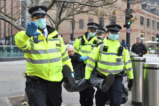 Акция протеста против мер по борьбе с коронавирусом в Лондоне