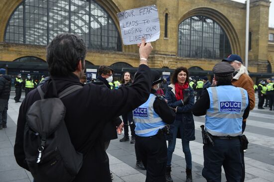 Акция протеста против мер по борьбе с коронавирусом в Лондоне