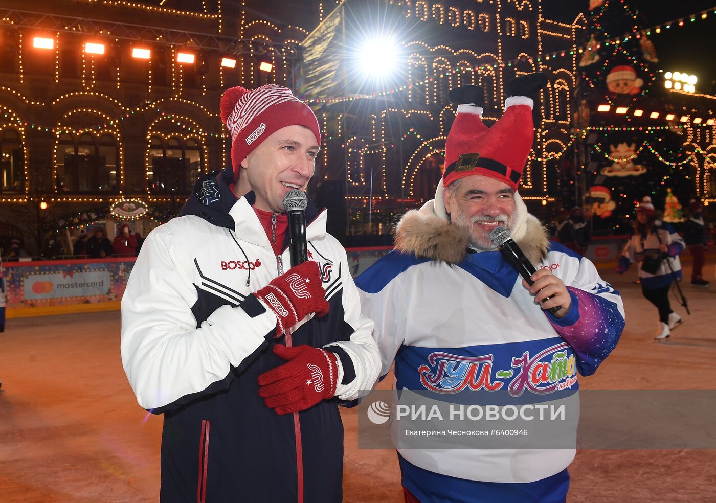 Олимпийский чемпион по фигурному катанию Алексей Ягудин (слева) и глава группы компаний Bosco di Ciliegi Михаил Куснирович на открытии ГУМ-Катка на Красной площади. Место: Россия, Москва. Автор: Екатерина Чеснокова/РИА Новости. Открытие ГУМ-катка на Красной площади