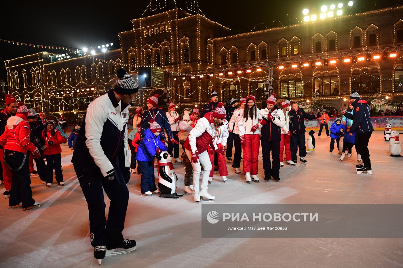 Гости на открытии ГУМ-катка на Красной площади в Москве. Место: Россия, Москва. Автор: Алексей Майшев/РИА Новости. Открытие ГУМ-катка на Красной площади