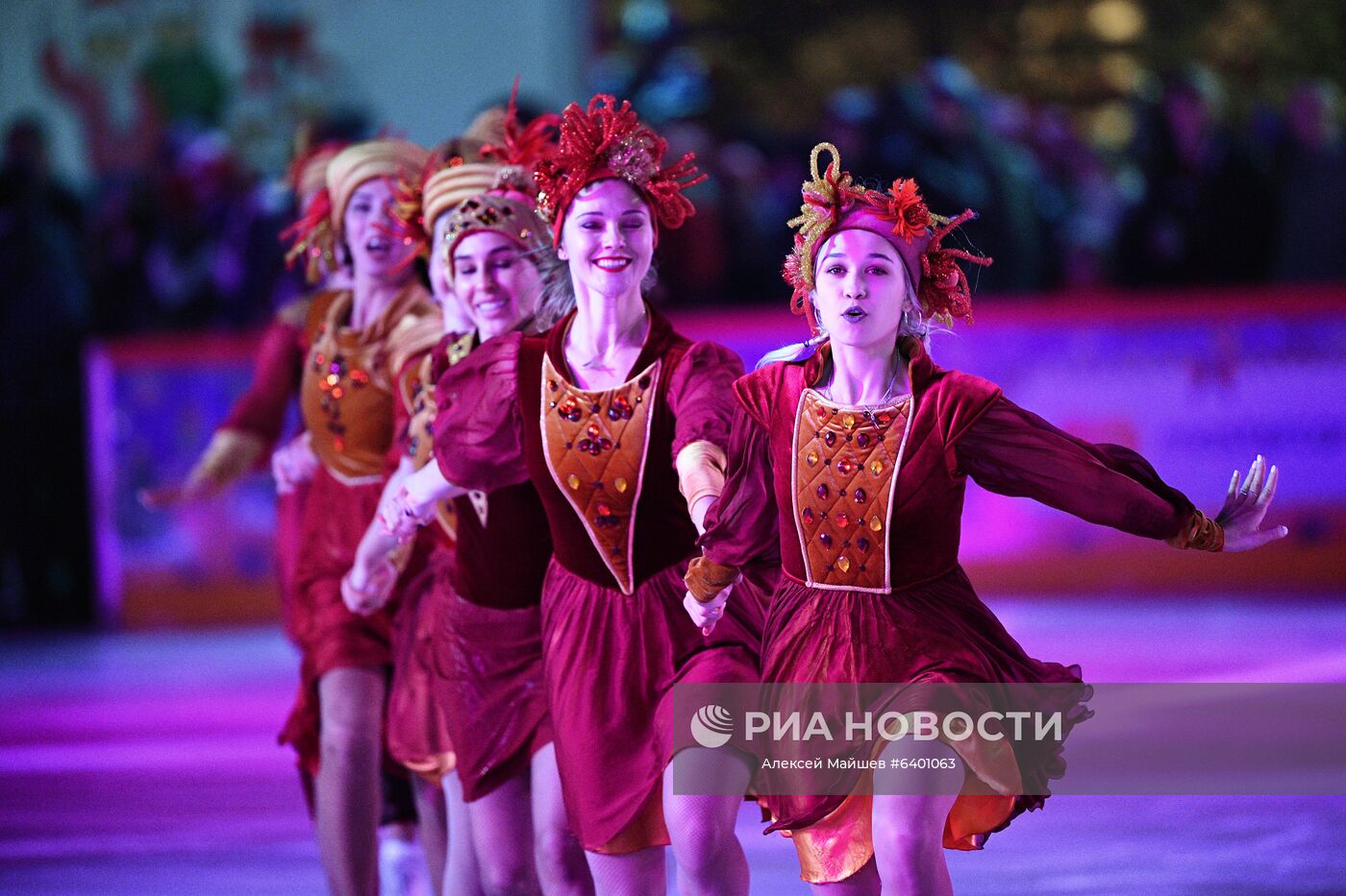 Артисты ледового шоу выступают на открытии ГУМ-катка на Красной площади в Москве. Место: Россия, Москва. Автор: Алексей Майшев/РИА Новости. Открытие ГУМ-катка на Красной площади
