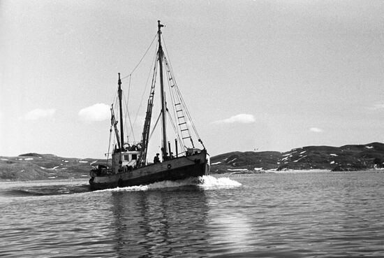 Траулер рыболовецкого колхоза "Мурманец"