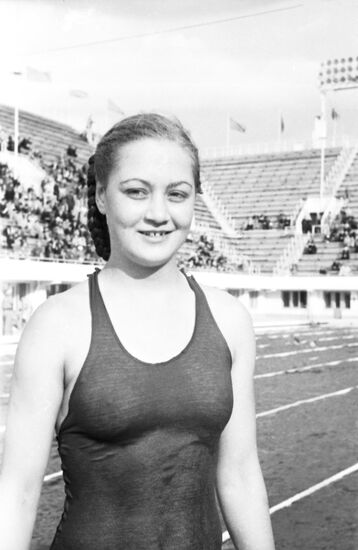 Пловчиха Алла Коваленко