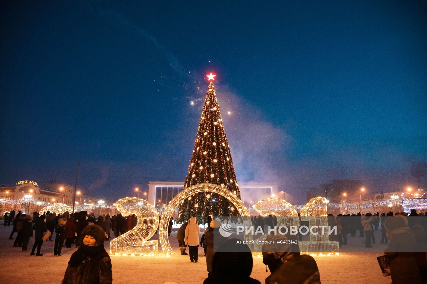 В Якутии зажглась первая новогодняя ёлка страны