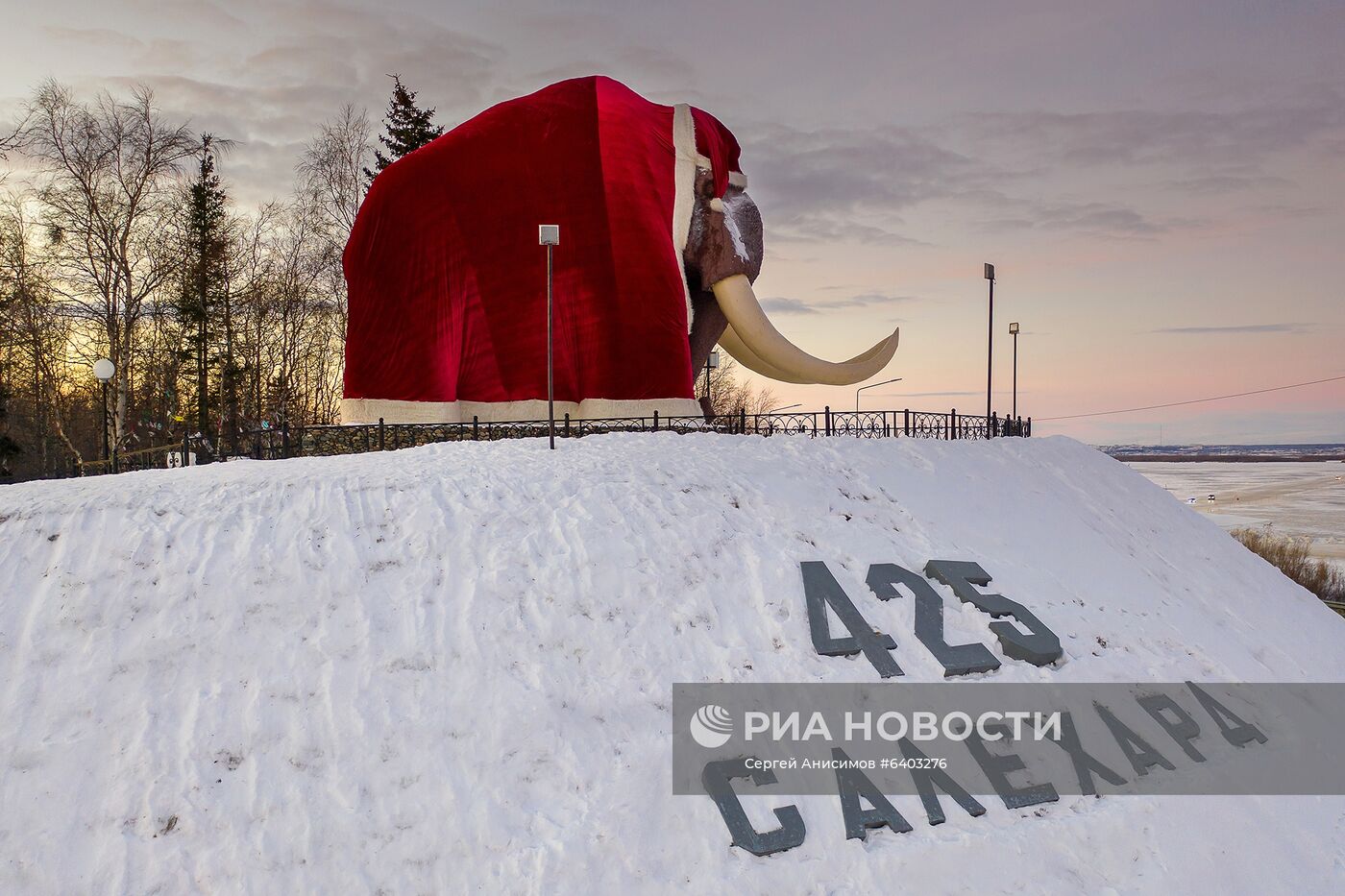 Статую мамонта на въезде в Салехард нарядили в костюм Деда Мороза 