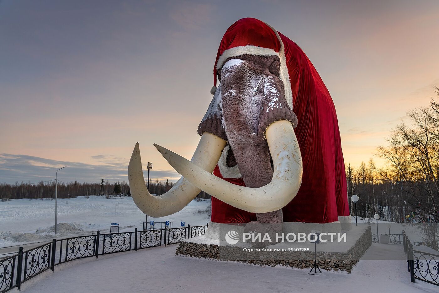 Статую мамонта на въезде в Салехард нарядили в костюм Деда Мороза 