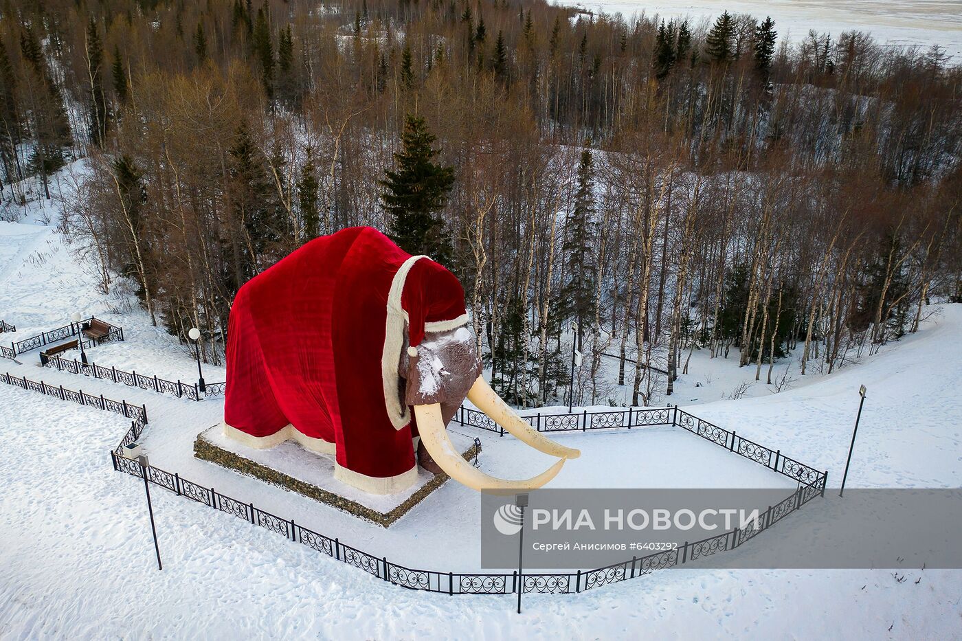 Статую мамонта на въезде в Салехард нарядили в костюм Деда Мороза 