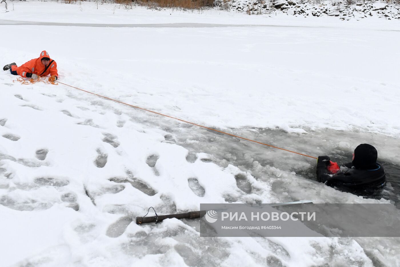 Мастер-класс по оказанию помощи провалившемуся под лед