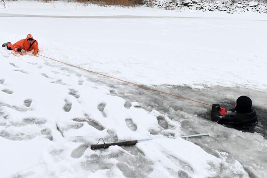 Мастер-класс по оказанию помощи провалившемуся под лед